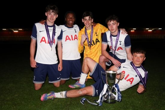 토트넘 홋스퍼 1군 팀만 긴 무관이 이어지고 있다. 아카데미 팀들은 같은 주말에 트로피를 2개나 들어올렸다.&nbsp;토트넘