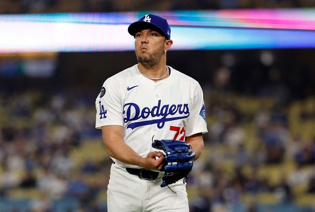 LA 다저스 야수 미겔 로하스가 13일 시카고 컵스와의 경기에 투수로 등판해 투구를 준비하고 있다. AFP 연합뉴스