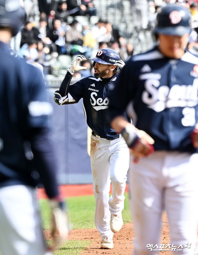 ​​두산 외야수 케이브는 13일 잠실구장에서 열린 '2025 신한 SOL Bank KBO 리그' LG와 주말 3연전 마지막 경기에서 3번타자 우익수로 선발 출전했다. 4회초 상대 구원 투수 이지강 상대로 KBO리그 첫 홈런을 쏘아 올려 팀 승리에 힘을 보탰다. 엑스포츠뉴스 잠실, 김한준 기자
