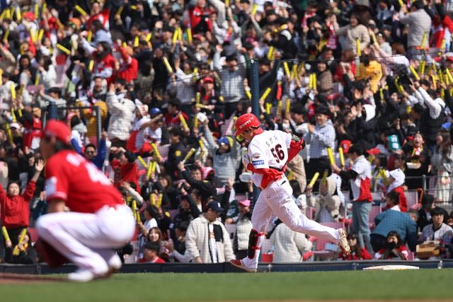 13일 오후 광주-KIA챔피언스필드에서 열린 '2025 신한 SOL Bank KBO리그' SSG 랜더스와 KIA 타이거즈의 경기, KIA가 11:5로 승리하면서 2연패 탈출에 성공했다. KIA 오선우는 4타수 1안타 1홈런 3타점 1볼넷을 기록했다. KIA 타이거즈