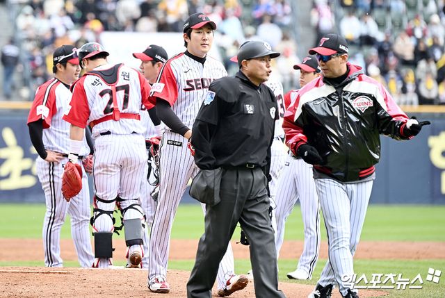 LG 투수 손주영(가운데)은 13일 잠실구장에서 열린 '2025 신한 SOL Bank KBO 리그' 두산과 주말 3연전 마지막 경기에서 선발 등판했다. 우박과 거센 바람으로 경기가 세 번이나 중단되는 등 변수를 극복하지 못하고 3이닝 6실점으로 패전 투수가 됐다. 엑스포츠뉴스 잠실, 김한준 기자