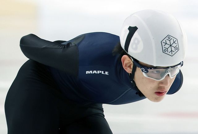 13일 서울 목동 아이스링크에서 열린 2025-2026시즌 쇼트트랙 국가대표 2차 선발전. 남자부 1000m 준결승에서 노원고 임종언이 역주하고 있다. 연합뉴스