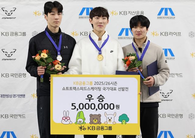 13일 서울 목동 아이스링크에서 열린 2025-2026시즌 쇼트트랙 국가대표 2차 선발전에서 시상대에 오른 선수들이 기념 촬영을 하고 있다. 왼쪽부터 황대헌, 임종언, 이정민. 연합뉴스