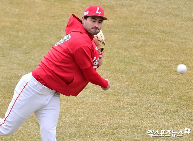 15일 오후 인천SSG랜더스필드에서 열리는 '2025 신한 SOL Bank KBO리그' LG 트윈스와 SSG 랜더스의 시범경기, SSG 화이트가 캐치볼을 하고 있다. 엑스포츠뉴스 DB
