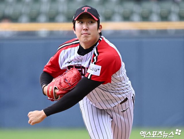 LG 투수 손주영은 13일 잠실구장에서 열린 '2025 신한 SOL Bank KBO 리그' 두산과 주말 3연전 마지막 경기에서 선발 등판했다. 우박과 거센 바람으로 경기가 세 번이나 중단되는 등 변수를 극복하지 못하고 3이닝 6실점으로 패전 투수가 됐다. 엑스포츠뉴스 잠실, 김한준 기자