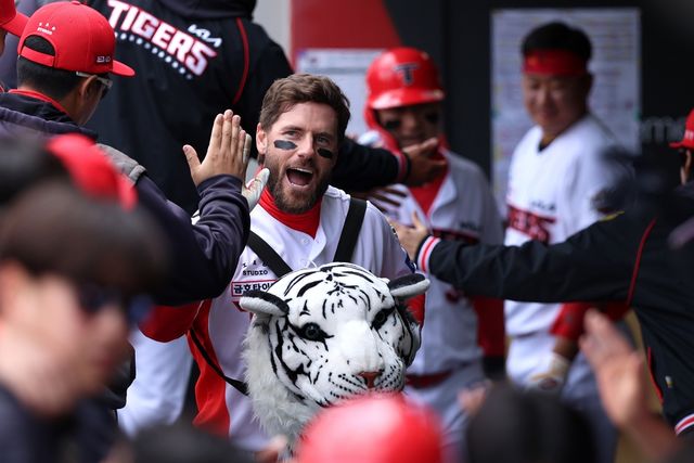 13일 오후 광주-KIA챔피언스필드에서 열린 '2025 신한 SOL Bank KBO리그' SSG 랜더스와 KIA 타이거즈의 경기, KIA가 11:5로 승리하면서 2연패 탈출에 성공했다. KIA 패트릭 위즈덤은 5타수 3안타 2홈런 3타점 2득점을 기록했다. KIA 타이거즈