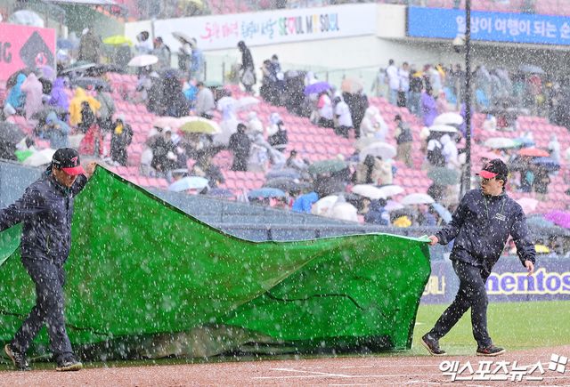 두산과 LG는 13일 잠실구장에서 '2025 신한 SOL Bank KBO 리그' 주말 3연전 마지막 경기를 치렀다. 이날 경기는 우박과 거센 바람 탓에 네 번이나 우천 중단됐다. 엑스포츠뉴스 잠실, 김한준 기자