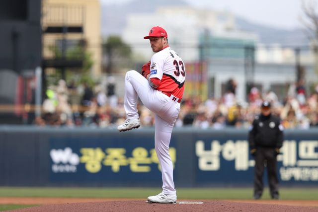 13일 오후 광주-KIA챔피언스필드에서 열린 '2025 신한 SOL Bank KBO리그' SSG 랜더스와 KIA 타이거즈의 경기, KIA가 11:5로 승리하면서 2연패 탈출에 성공했다. KIA 선발투수 아담 올러는 7이닝 2피안타 1사사구 4탈삼진 2실점을 기록했다. KIA 타이거즈