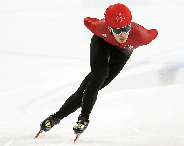 13일 서울 목동 아이스링크에서 열린 2025-2026시즌 쇼트트랙 국가대표 2차 선발전. 남자부 1000m 예선에서 강원특별자치도청 황대헌이 역주하고 있다. 연합뉴스