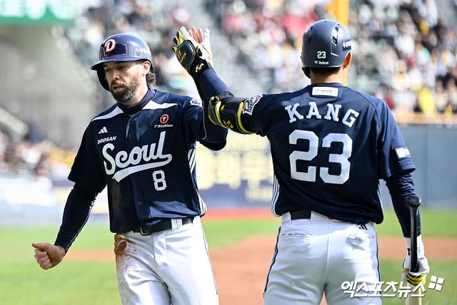 두산 외야수 케이브(왼쪽)는 13일 잠실구장에서 열린 '2025 신한 SOL Bank KBO 리그' LG와 주말 3연전 마지막 경기에서 3번타자 우익수로 선발 출전했다. 4회초 상대 구원 투수 이지강 상대로 KBO리그 첫 홈런을 쏘아 올려 팀 승리에 보탬이 됐다. 엑스포츠뉴스 잠실, 김한준 기자