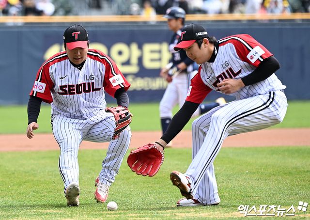 LG 투수 손주영(오른쪽)은 13일 잠실구장에서 열린 '2025 신한 SOL Bank KBO 리그' 두산과 주말 3연전 마지막 경기에서 선발 등판했다. 우박과 거센 바람으로 경기가 세 번이나 중단되는 등 변수를 극복하지 못하고 3이닝 6실점으로 패전 투수가 됐다. 엑스포츠뉴스 잠실, 김한준 기자