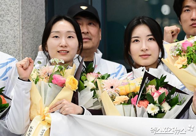 왼쪽부터 최민정과 김길리. 2025 하얼빈 동계아시안게임을 마친 뒤 2월 10일 오후 인천국제공항을 통해 귀국해 기념촬영하고 있다. 엑스포츠뉴스 DB