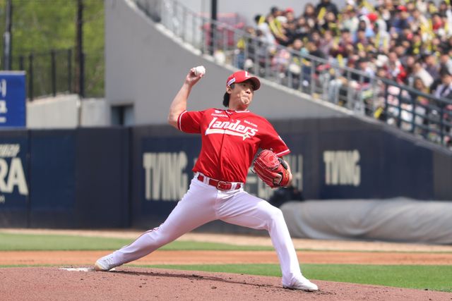 13일 오후 광주-KIA챔피언스필드에서 열린 '2025 신한 SOL Bank KBO리그' SSG 랜더스와 KIA 타이거즈의 경기, KIA가 11:5로 승리하면서 2연패 탈출에 성공했다. SSG 선발투수 문승원은 5이닝 6피안타 1사사구 4실점을 기록했다. SSG 랜더스