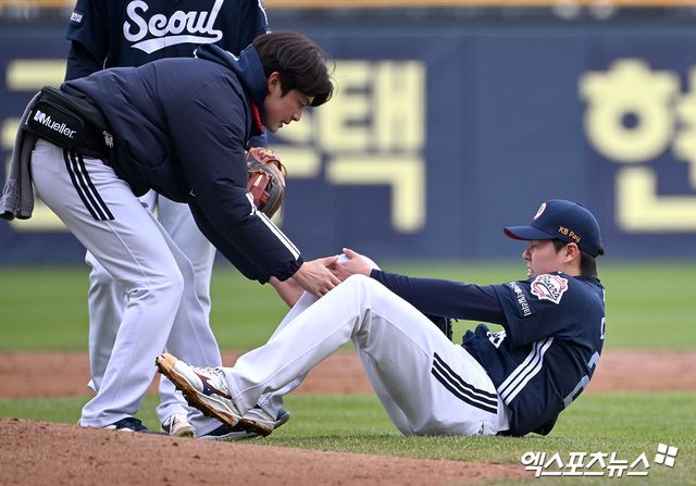 두산 투수 최승용(오른쪽)은 13일 잠실구장에서 열린 '2025 신한 SOL Bank KBO 리그' LG와 주말 3연전 마지막 경기에서 선발 등판했다. 4.2이닝까지 잘 잡아낸 뒤 급격한 제구 난조에 빠져 승리 요건을 갖추지 못하며 마운드를 내려와야 했다. 엑스포츠뉴스 잠실, 김한준 기자