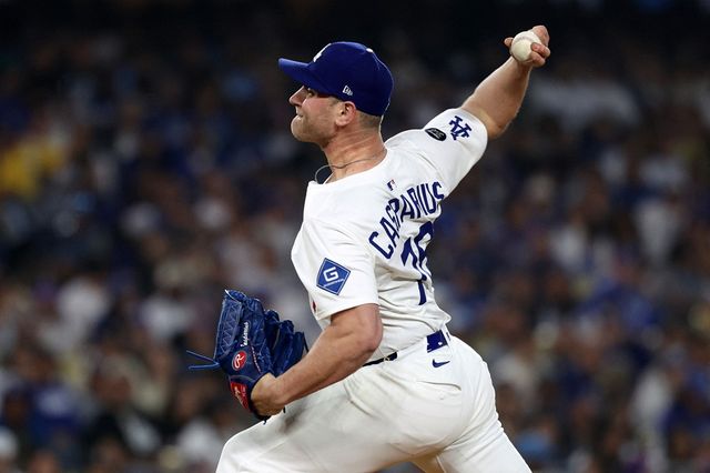 LA 다저스 벤 캐스패리우스가 13일 시카고 컵스와의 경기에 구원 등판해 투구하고 있다. REUTERS 연합뉴스