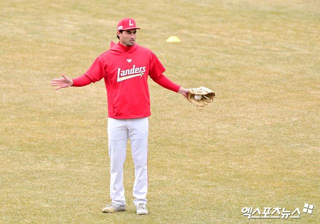 15일 오후 인천SSG랜더스필드에서 열리는 '2025 신한 SOL Bank KBO리그' LG 트윈스와 SSG 랜더스의 시범경기, SSG 화이트가 캐치볼을 하고 있다. 엑스포츠뉴스 DB