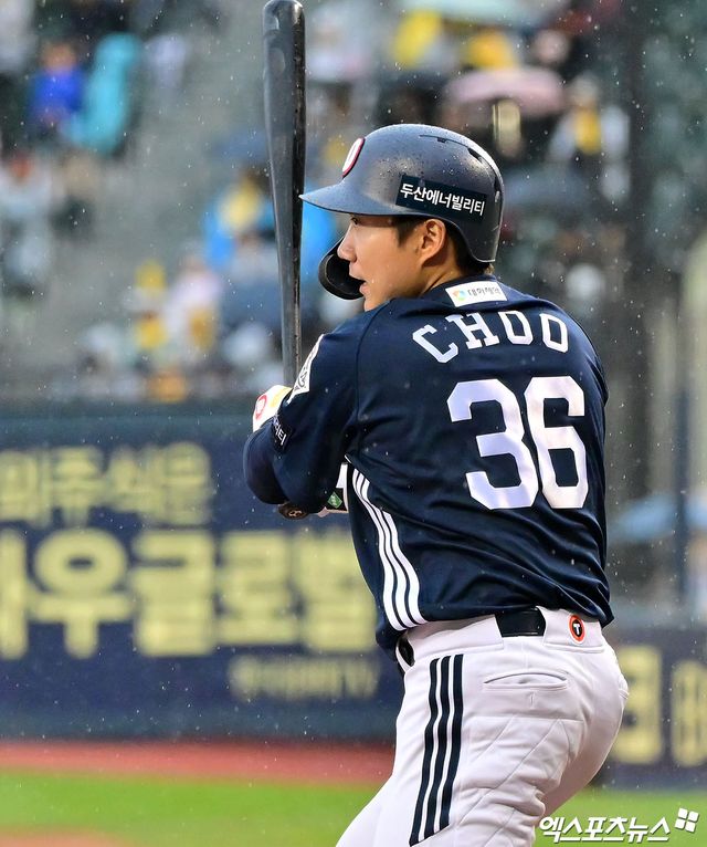 두산 외야수 추재현(왼쪽)은 지난 12일 잠실구장에서 열린 '2025 신한 SOL Bank KBO 리그' LG와 주말 시리즈 마지막 경기를 앞두고 1군에서 말소됐다. 지난 경기 다이빙 캐치를 하다 허리 통증을 느꼈다. 엑스포츠뉴스 DB
