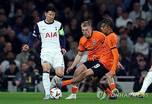 토트넘 홋스퍼 1군 팀만 긴 무관이 이어지고 있다. 아카데미 팀들은 같은 주말에 트로피를 2개나 들어올렸다.&nbsp;연합뉴스