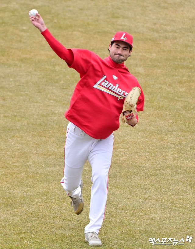 15일 오후 인천SSG랜더스필드에서 열리는 '2025 신한 SOL Bank KBO리그' LG 트윈스와 SSG 랜더스의 시범경기, SSG 화이트가 캐치볼을 하고 있다. 엑스포츠뉴스 DB