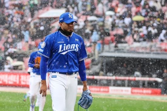 삼성 라이온즈 외국인 투수 대니 레예스가 14일 1군 엔트리에서 말소됐다. 레예스는 지난 13일 수원 KT전 등판 도중 어깨에 불편함을 느껴 검진 결과 어깨 염증을 발견했다. 삼성 라이온즈
