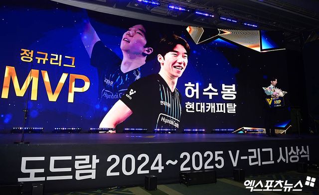 현대캐피탈 아웃사이드히터 허수봉은 14일 서울 스위스 그랜드 호텔 컨벤션홀에서 열린 '도드람 2024-2025 V-리그 시상식'에서 참석했다. 투표단 31표 중 13표를 받아 남자부 정규시즌 MVP에 선정됐다. 홍은동, 박지영 기자