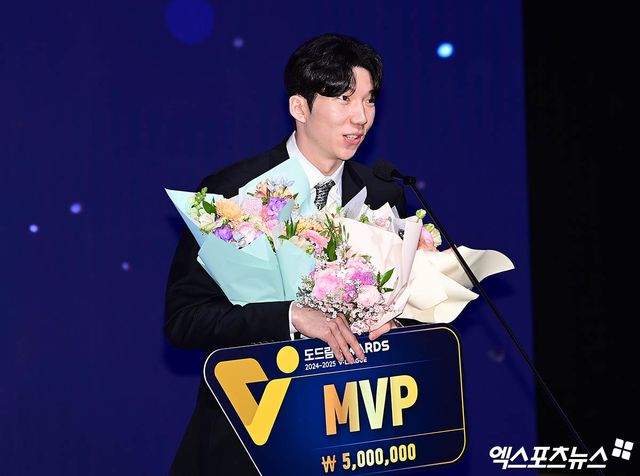 현대캐피탈 아웃사이드히터 허수봉은 14일 서울 스위스 그랜드 호텔 컨벤션홀에서 열린 '도드람 2024-2025 V-리그 시상식'에서 참석했다. 투표단 31표 중 13표를 받아 남자부 정규시즌 MVP에 선정됐다. 홍은동, 박지영 기자