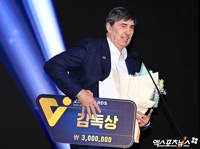 필립 현대캐피탈 감독은 14일 서울 스위스 그랜드 호텔 컨벤션홀에서 열린 '도드람 2024-2025 V-리그 시상식'에서 참석했다. 팀의 3관왕을 이끌며 남자부 최고 감독으로 선정됐다. 홍은동, 박지영 기자