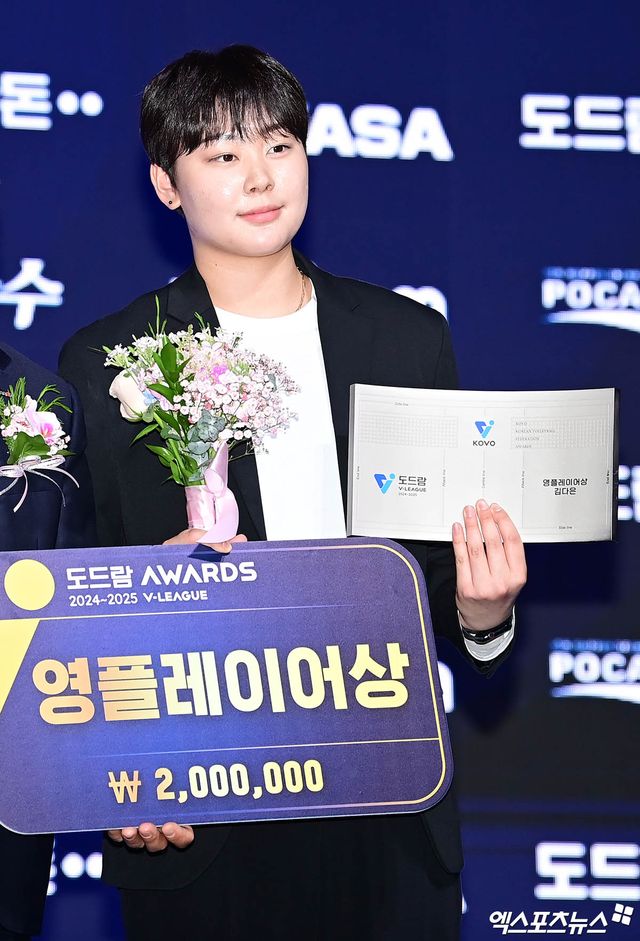 한국도로공사 세터 김다은은 14일 서울 스위스 그랜드 호텔 컨벤션홀에서 열린 '도드람 2024-2025 V-리그 시상식'에서 참석했다. 투표단 31표 중 25표를 받아 여자부 영플레이어상에 선정됐다. 홍은동, 박지영 기자