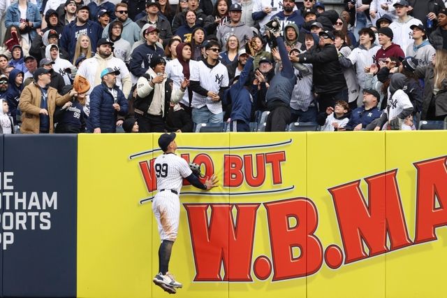 이정후는 14일(이하 한국시간) 미국 뉴욕의 양키 스타디움에서 열린 2025 메이저리그(MLB) 정규시즌 양키스와 원정경기에서 3번타자 겸 중견수로 선발 출전했다. 이날 이정후는 4회와 6회 연타석 홈런을 날리며 3타수 2홈런 4타점 1볼넷을 기록했다. AP연합뉴스