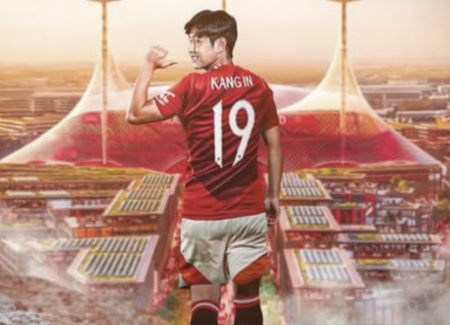 PSG에서 입지를 잃은 이강인이 새로운 도전의 장이 열렸다. 심지어 박지성이 뛰었던 맨체스터 유나이티드에서 관심을 보이기 시작했다.&nbsp; 프랑스 매체 '풋01'은 13일(한국시간) 이강인이 여름 이적시장에 PSG를 떠날 가능성이 크다고 보도했다.SNS