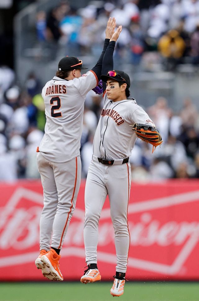 샌프란시스코 외야수 이정후(오른쪽)는 14일(한국시간) 양키스타디움에서 열린 '2025 메이저리그' 양키스전에서 3번타자 중견수로 선발 출전했다. 이날 연타석 홈런포를 포함해 4타점을 기록. 5-4 짜릿한 팀 승리를 이끌었다. 시즌 타율은 종전 0.333에서 0.352로 상승했다. 연합뉴스 AFP