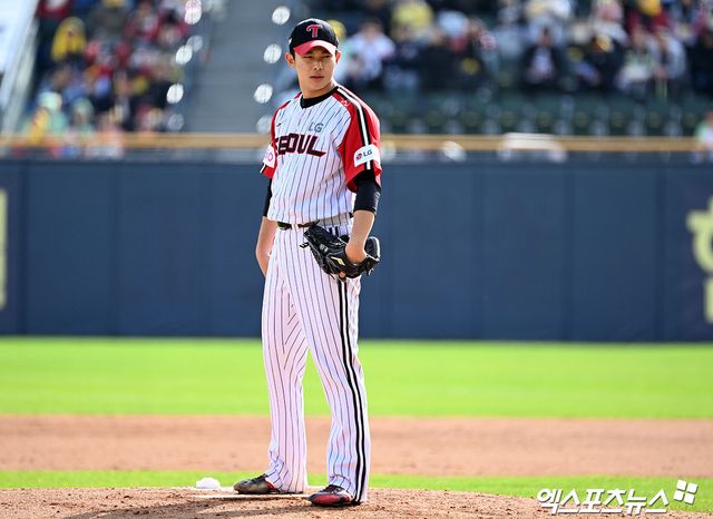LG 투수 김영우는 13일 잠실구장에서 열린 '2025 신한 SOL Bank KBO 리그' 두산 베어스와 주말 3연전 마지막 경기가 끝난 뒤 '2025 신세계 이마트배 전국고교야구대회' 우승을 차지한 후배들에게 축하 메시지를 전했다. 엑스포츠뉴스 잠실, 김한준 기자