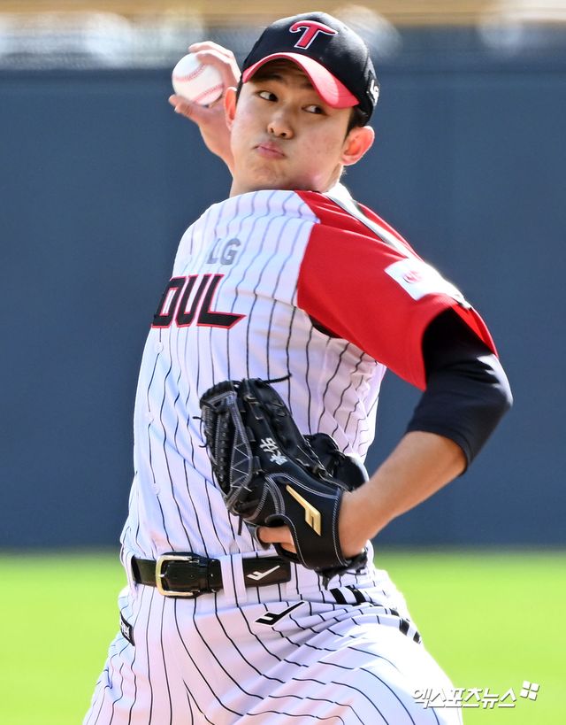 LG 투수 김영우는 13일 잠실구장에서 열린 '2025 신한 SOL Bank KBO 리그' 두산 베어스와 주말 3연전 마지막 경기가 끝난 뒤 '2025 신세계 이마트배 전국고교야구대회' 우승을 차지한 후배들에게 축하 메시지를 전했다. 엑스포츠뉴스 잠실, 김한준 기자