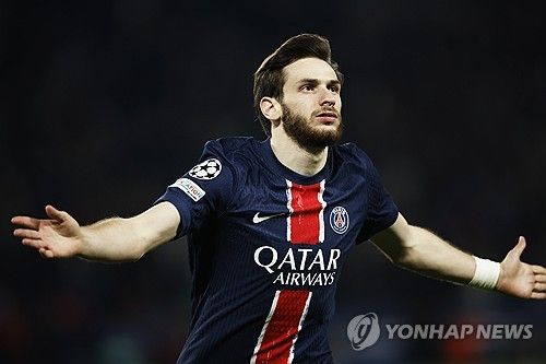 프랑스 축구 전문 매체 풋01은 지난 13일(한국시간) 루이스 엔리케 감독의 기조 변화로 인해 이강인의 활용도가 지속적으로 낮아지고 있다며 이강인이 여름 이적시장에서 파리 생제르맹(PSG)를 떠날 가능성이 매우 높다며 프리미어리그 이적 가능성을 주장했다. 매체는 이강인의 차기 행선지 후보로 맨체스터 유나이티드와 크리스털 팰리스 등 두 프리미어리그 구단 그리고 사우디아라비아 구단 등을 꼽았다. 연합뉴스