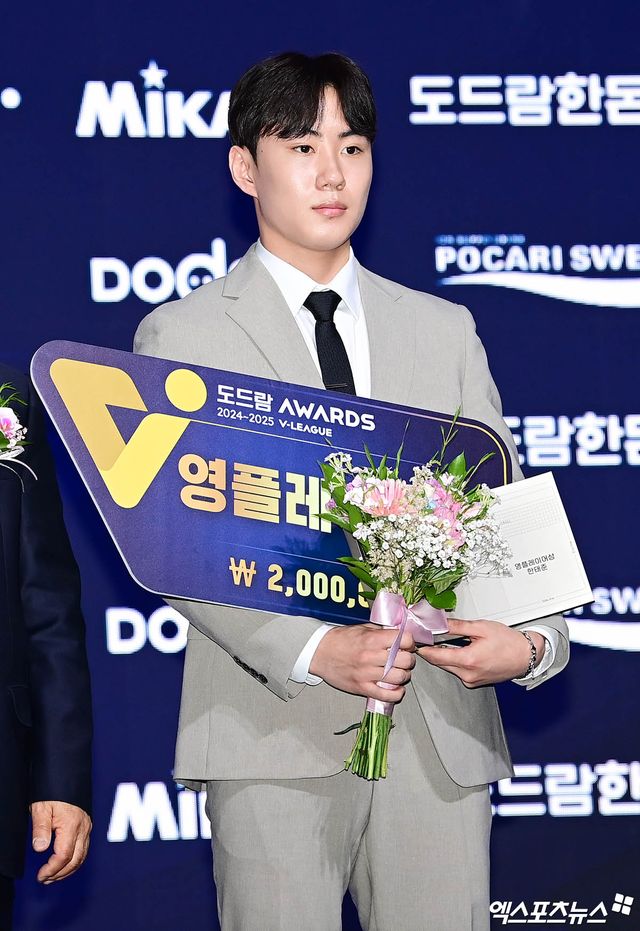 우리카드 세터 한태준은 14일 서울 스위스 그랜드 호텔 컨벤션홀에서 열린 '도드람 2024-2025 V-리그 시상식'에서 참석했다. 투표단 31표 중 21표를 받아 남자부 영플레이어상에 선정됐다. 홍은동, 박지영 기자