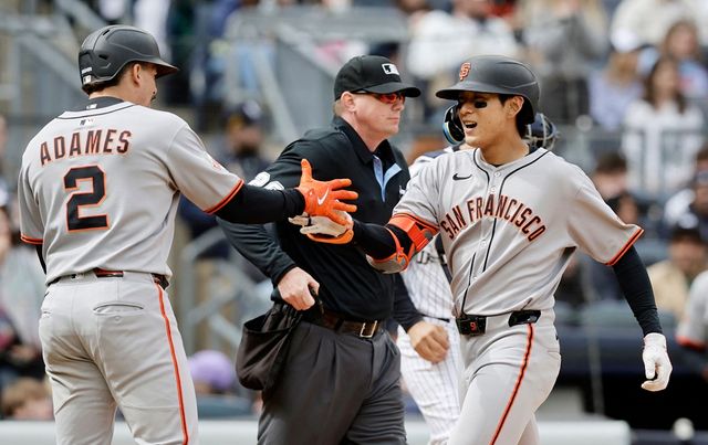 샌프란시스코 외야수 이정후(오른쪽)는 14일(한국시간) 양키스타디움에서 열린 '2025 메이저리그' 양키스전에서 3번타자 중견수로 선발 출전했다. 이날 연타석 홈런포를 포함해 4타점을 기록. 5-4 짜릿한 팀 승리를 이끌었다. 시즌 타율은 종전 0.333에서 0.352로 상승했다. 연합뉴스 AFP