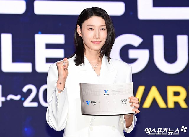 흥국생명 아웃사이드히터 김연경은 14일 서울 스위스 그랜드 호텔 컨벤션홀에서 열린 '도드람 2024-2025 V-리그 시상식'에 참석했다. 투표단 31표 모두 획득해 만장일치로 여자부 정규시즌 MVP에 선정됐다. 홍은동, 박지영 기자