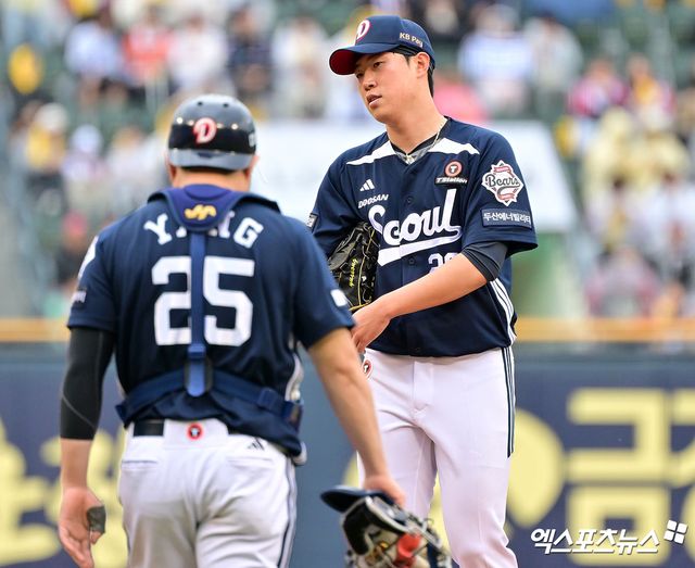 두산 투수 김유성(오른쪽)은 지난 12일 잠실구장에서 열린 '2025 신한 SOL Bank KBO 리그' LG와 주말 3연전 두 번째 경기에서 선발 등판했다. 최고 구속 시속 151㎞ 빠른 공을 던졌지만, 효율적인 투구를 하지 못해 3⅔이닝 2실점 하며 조기 강판 됐다. 엑스포츠뉴스 DB 