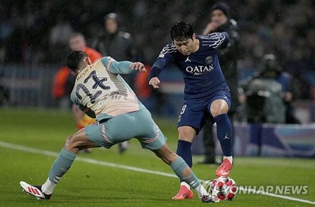 프랑스 축구 전문 매체 풋01은 지난 13일(한국시간) 루이스 엔리케 감독의 기조 변화로 인해 이강인의 활용도가 지속적으로 낮아지고 있다며 이강인이 여름 이적시장에서 파리 생제르맹(PSG)를 떠날 가능성이 매우 높다며 프리미어리그 이적 가능성을 주장했다. 매체는 이강인의 차기 행선지 후보로 맨체스터 유나이티드와 크리스털 팰리스 등 두 프리미어리그 구단 그리고 사우디아라비아 구단 등을 꼽았다. 연합뉴스