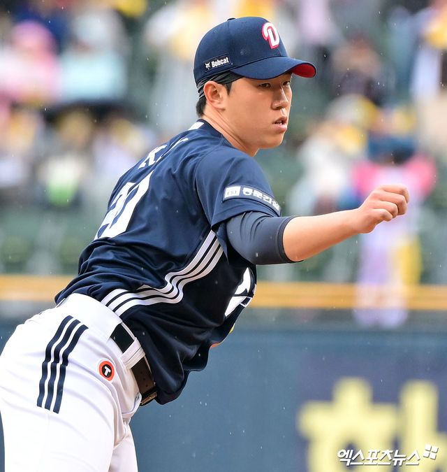 두산 투수 김유성은 지난 12일 잠실구장에서 열린 '2025 신한 SOL Bank KBO 리그' LG와 주말 3연전 두 번째 경기에서 선발 등판했다. 최고 구속 시속 151㎞ 빠른 공을 던졌지만, 효율적인 투구를 하지 못해 3⅔이닝 2실점 하며 조기 강판 됐다. 엑스포츠뉴스 DB 