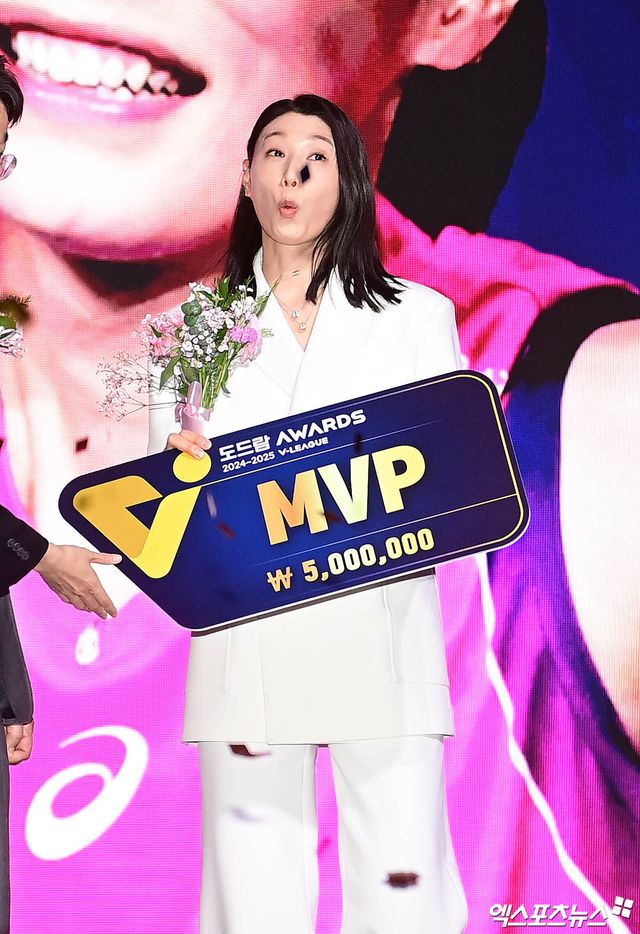 흥국생명 아웃사이드히터 김연경은 14일 서울 스위스 그랜드 호텔 컨벤션홀에서 열린 '도드람 2024-2025 V-리그 시상식'에 참석했다. 투표단 31표 모두 획득해 만장일치로 여자부 정규시즌 MVP에 선정됐다. 홍은동, 박지영 기자