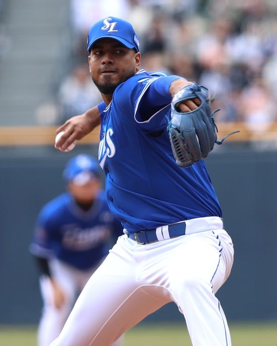 삼성 라이온즈 외국인 투수 대니 레예스가 14일 1군 엔트리에서 말소됐다. 레예스는 지난 13일 수원 KT전 등판 도중 어깨에 불편함을 느껴 검진 결과 어깨 염증을 발견했다. 삼성 라이온즈