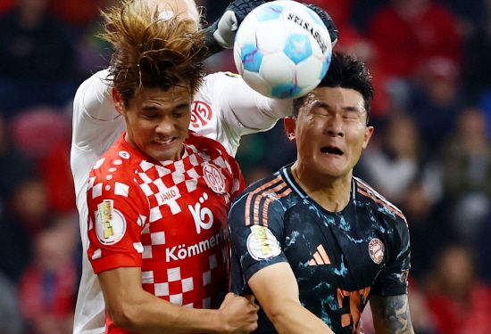 김민재가 지난해 비슷한 시기에 이어 또 다시 벤치로 밀릴 위기에 처한 가운데 그가 유럽 5대 빅리그에서 실점으로 이어진 치명적 실수를 가장 많이 한 선수인 것으로 드러났다. 분데스리가에서도 이번 시즌 1위를 차지했다. 유럽 정상급 수비수인 것은 분명하지만 수년간 변하지 않는 수비력에 질타도 속출하는 중이다. 연합뉴스