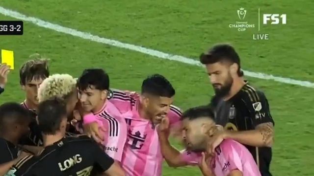 하비에르 마스체라노 감독이 이끄는 인터 마이애미가 10일(한국시간) 미국 플로리다주 포트 로더데일에 있는 체이스 스타디움에서 열린 LAFC와의 2024-2025시즌 북중미카리브해연맹(CONCACAF) 챔피언스컵 8강 2차전에서 메시의 맹활약으로 3-1로 역전승을 거뒀다.&nbsp;수아레스는 이날 조르디 알바에게 이빨을 드러내 알바를 쓰러지게 했다. 중계화면