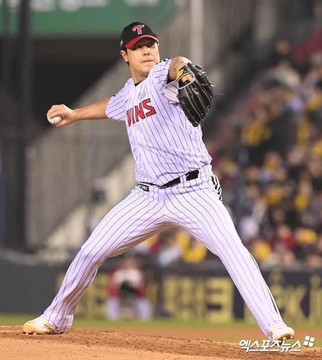 ​LG 트윈스 구원투수 김진성이 15일 서울 잠실야구장에서 열린 삼성 라이온즈와의 홈경기에 구원 등판해 투구하고 있다. 엑스포츠뉴스 잠실, 고아라 기자