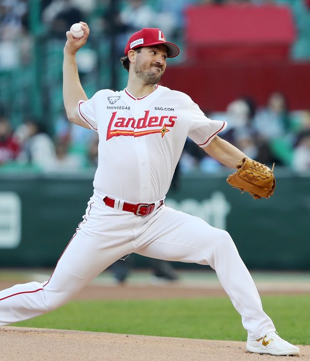 15일 인천SSG랜더스필드에서 열린 2025 신한 SOL Bank KBO리그 한화 이글스와 SSG 랜더스의 경기, SSG 랜더스 선발 드류 앤더슨은 5이닝 3피안타 2사사구 9탈삼진 1실점으로 쾌투했으나 팀 타선의 도움을 전혀 받지 못했다. SSG 랜더스