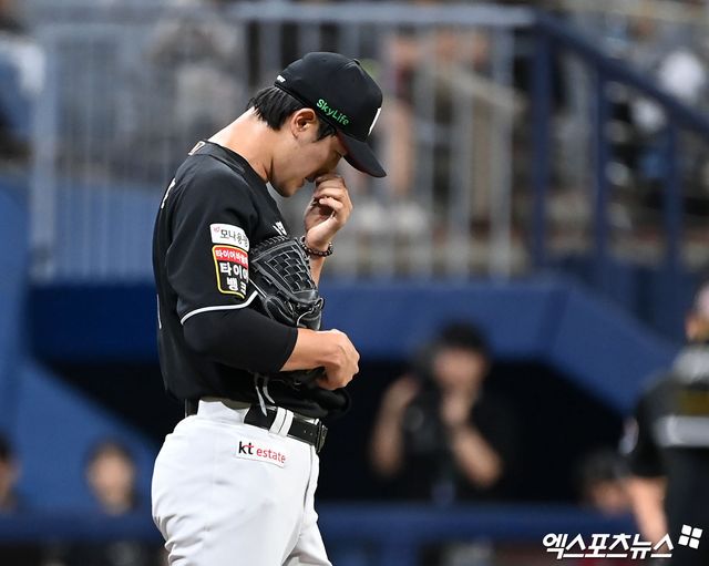 18일 오후 서울 구로구 고척스카이돔에서 열린 '2024 신한 SOL Bank KBO리그' KT 위즈와 키움 히어로즈의 경기, 1회말 무사 만루 KT 선발투수 고영표가 키움 원성준에게 밀어내기 볼넷을 허용한 후 아쉬워하고 있다. 엑스포츠뉴스 DB