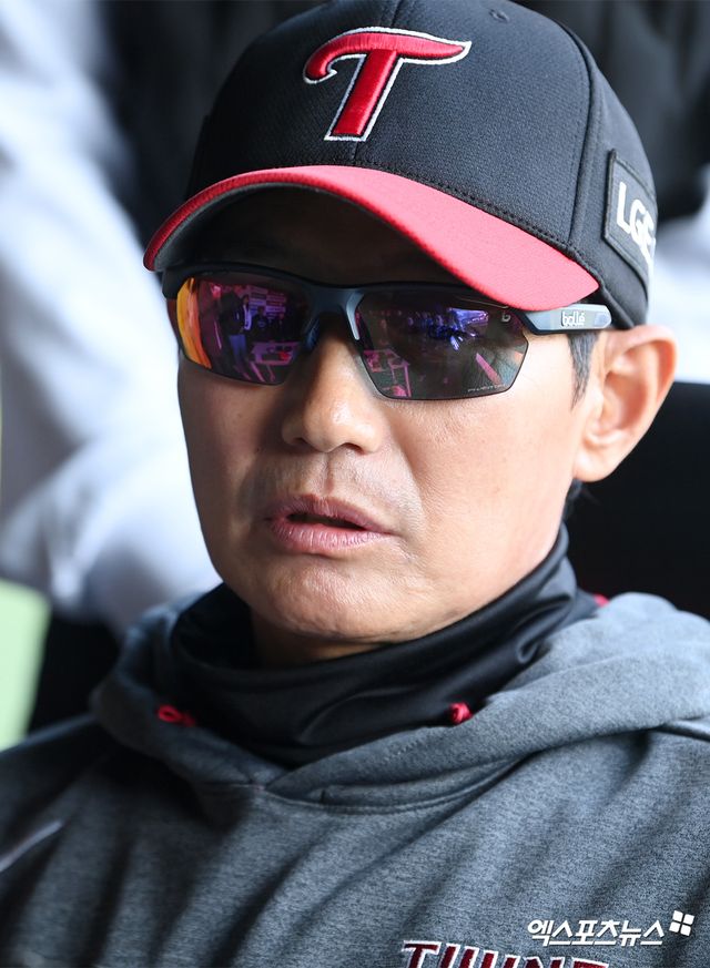 LG 트윈스 염경엽 감독이 15일 서울 잠실야구장에서 삼성 라이온즈와의 경기를 앞두고 인터뷰하고 있다. 엑스포츠뉴스 잠실, 고아라 기자