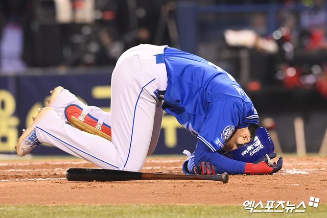 삼성 라이온즈 내야수 이재현이 15일 서울 잠실야구장에서 열린 LG 트윈스와의 원정경기에서 공에 맞은 뒤 괴로워하고 있다. 엑스포츠뉴스 잠실, 고아라 기자