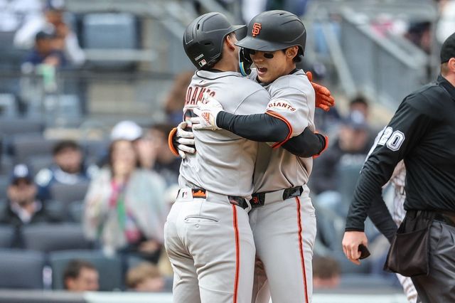 샌프란시스코 자이언츠 이정후가 지난 14일 미국 메이저리그 뉴욕 양키스와의 원정경기에서 결정적인 홈런을 터트린 뒤 ​​​동료와 포옹하고 있다. REUTERS 연합뉴스